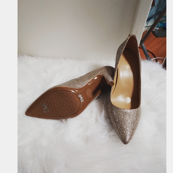 Michael Kors gold sparkle heels. NIB - Picture 3 of 3